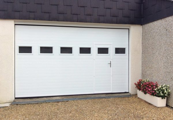 Porte de garage Tablier Rainuré avec portillon pour accès piéton